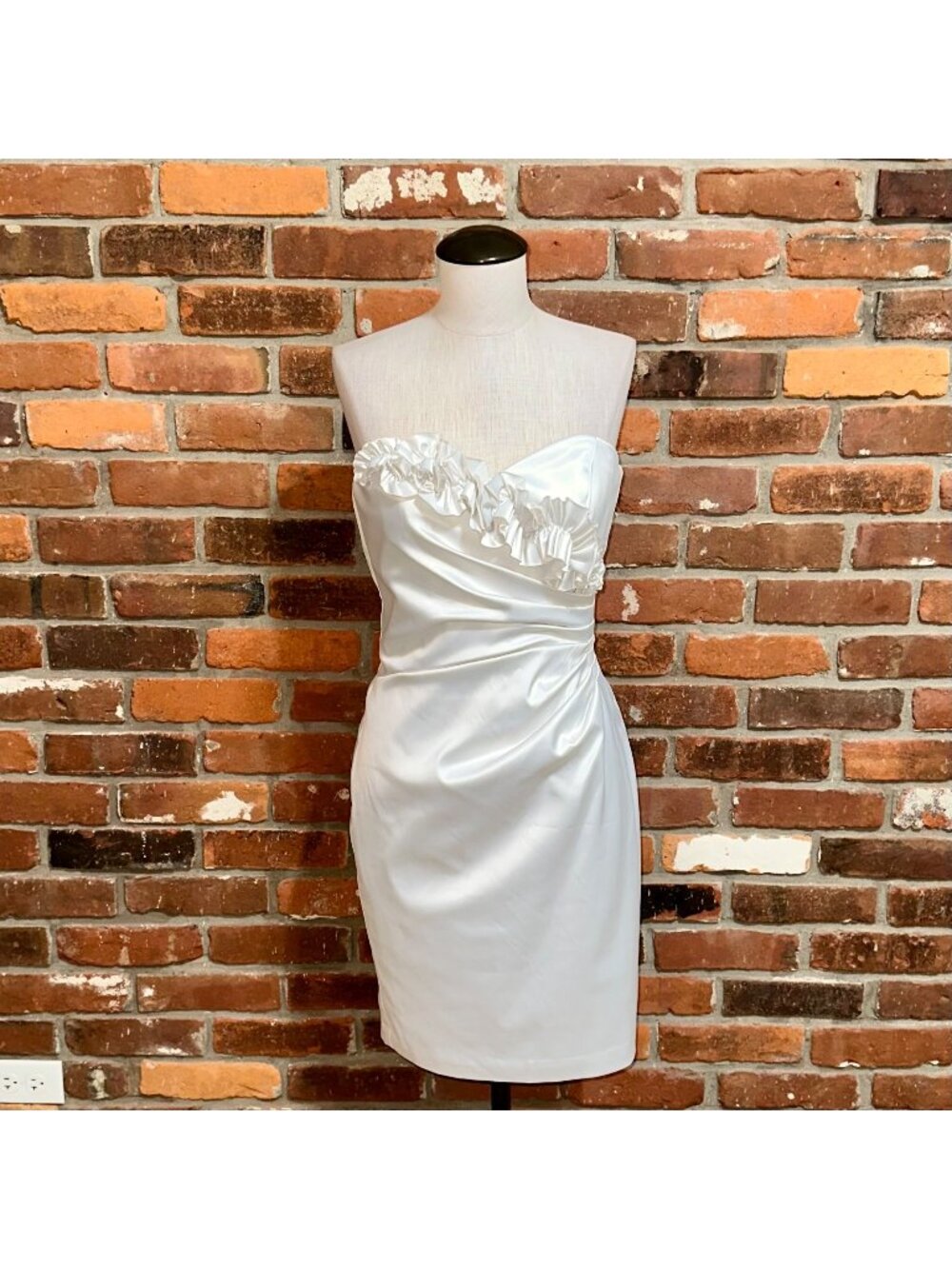 White House Black Market White Ruffle Strapless Dress Size 2